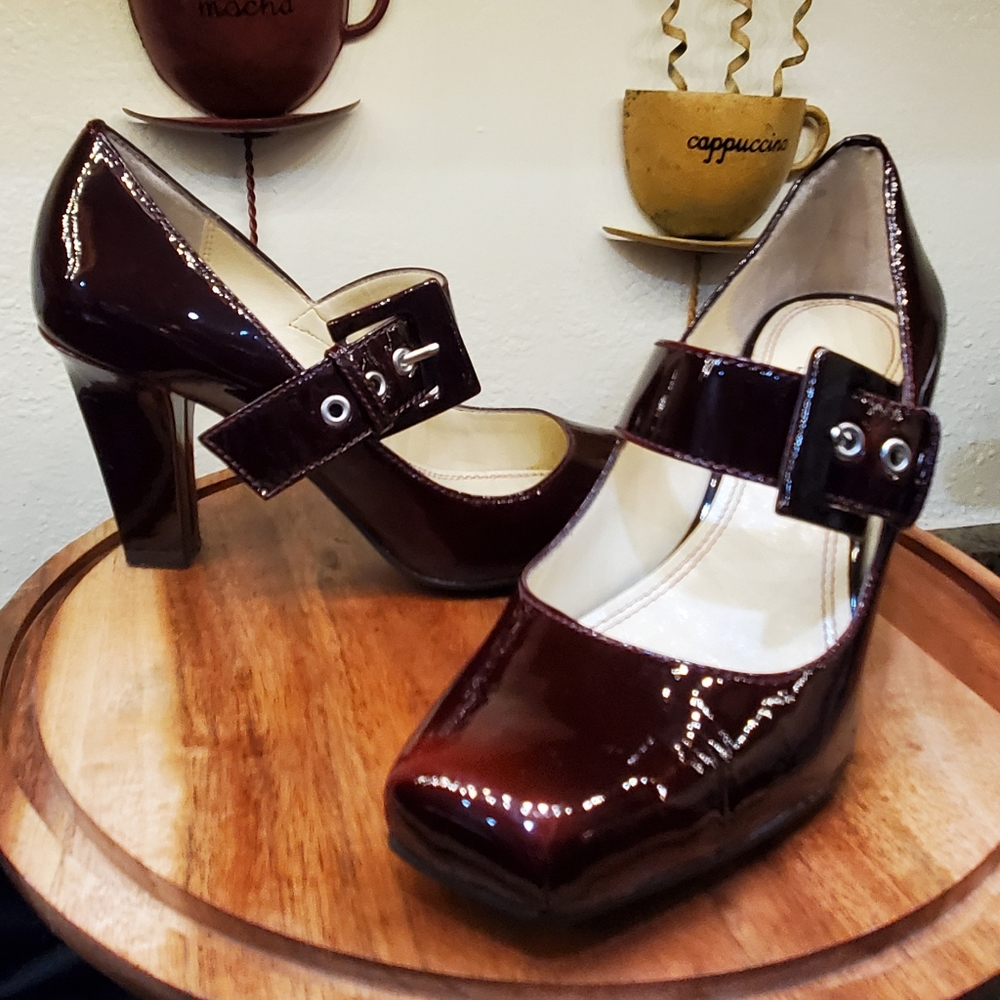 Like new Franco Sarto burgundy L-Tenor buckle heels Size 4